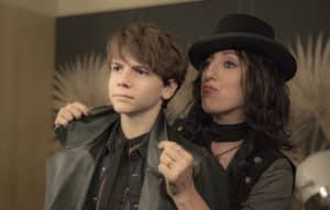 EL MEU GERMÀ PERSEGUEIX DINOSAURES