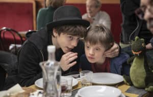 EL MEU GERMÀ PERSEGUEIX DINOSAURES