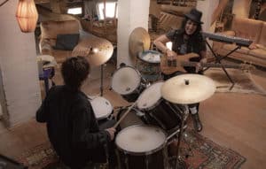 EL MEU GERMÀ PERSEGUEIX DINOSAURES